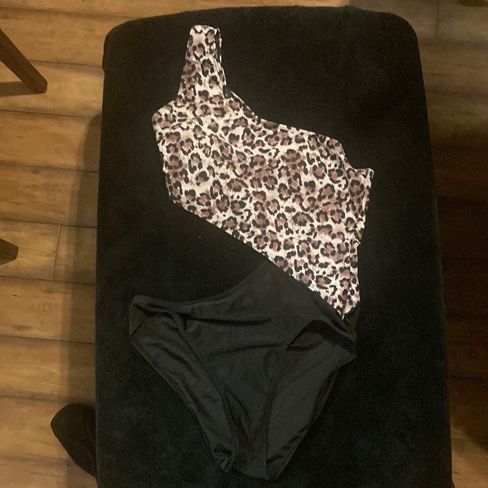 Size M leopard print one shoulder womens one piece swimsuit